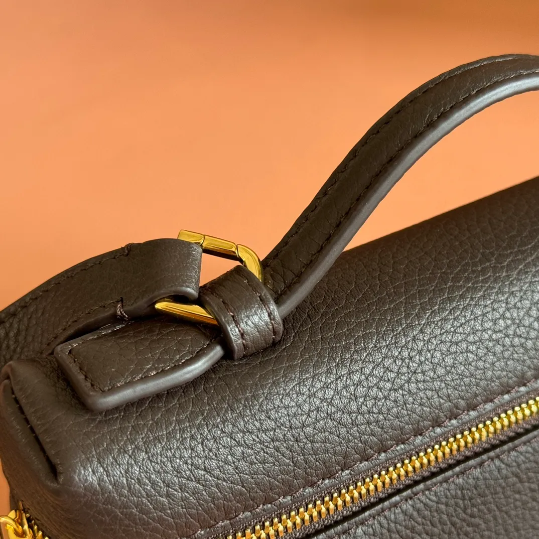 p1160💋💋💋【Original leather configuration counter complete set of packaging】 𝐋𝐨𝐫𝐨 𝐏𝐢𝐚𝐧@ Extra pocket L19 series handbag/crossbody bag, all steel, the most comfortable life is the undefined life, just like loro The material design of pian@ does not require complicated design styles. The simple and soft outline is elegant and durable, like an exquisite cosmetic case, which perfectly balances appearance and functionality. The leather is delicate and feels as soft as butter. The small bag has a large capacity. It is not only portable with a thin shoulder strap, but can also be worn cross-body. Sisters who have a special liking for minimalist style can buy it. It is simple and versatile. The simpler, the more different. Stars and Instagram celebrities are all planting it. There are two sizes of 19 cm and 27 cm. One is exquisite and casual, and the other is elegant and grand. Size: Small: length 19×width 7×height 12cm (